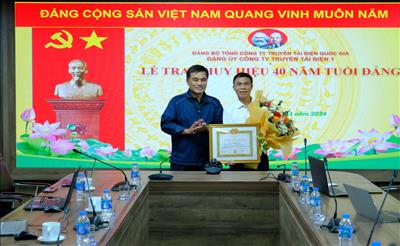 Trao huy hiệu 40 năm tuổi đảng cho đồng chí Trần Mạnh Thăng Chi bộ trạm 500kV Thường Tín