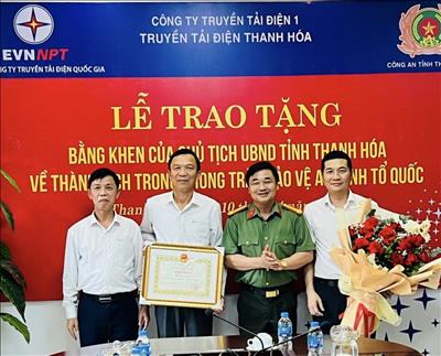 Truyền tải điện Thanh Hóa đón nhận Bằng khen của Chủ tịch UBND tỉnh về thành tích trong phong trào toàn dân bảo vệ an ninh Tổ quốc