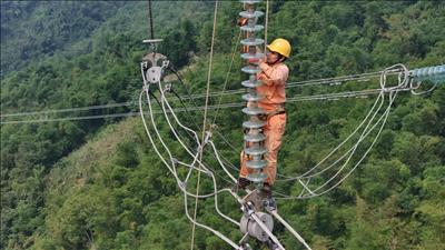 Hoàn thành sớm dự án thay thế cách điện đường dây 500kV Sơn La - Hòa Bình