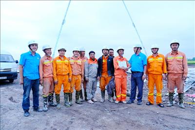 Công đoàn PTC1 thăm hỏi người lao động trên công trình trọng điểm đường dây 500kV mạch 3 từ Quảng Trạch đến Phố Nối