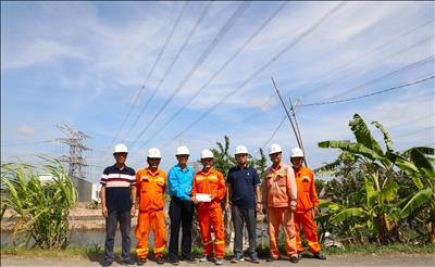 Công đoàn Công ty Truyền tải điện 4 động viên người lao động trên công trường sửa chữa lưới điện truyền tải những ngày cuối năm