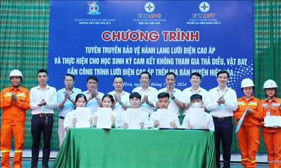 Hơn 1800 học sinh huyện Hiệp Hòa (Bắc Giang) ký cam kết bảo vệ an toàn lưới điện cao áp