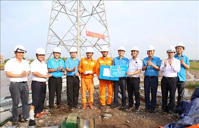 Công đoàn EVNNPT: Đồng hành với chuyên môn, động viên người lao động trên công trường đường dây 500kV mạch 3