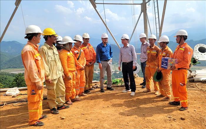 Công ty Truyền tải điện 2 thăm hỏi động viên người lao động tham gia thi công Dự án đường dây 500kV Lào Cai – Vĩnh Yên