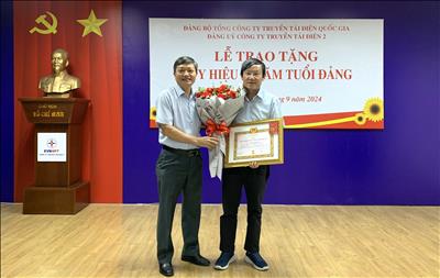 Đảng ủy Công ty Truyền tải điện 2 trao Huy hiệu 30 năm tuổi Đảng cho đảng viên Trần Thanh Phong