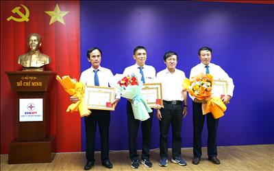 Đảng ủy Công ty Truyền tải điện 2 tổ chức lễ trao Huy hiệu 30 năm tuổi Đảng