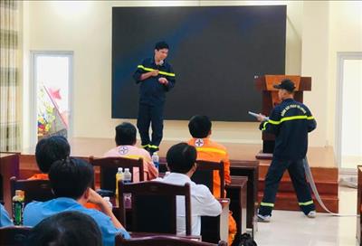 Huấn luyện nghiệp vụ phòng cháy chữa cháy và cứu nạn, cứu hộ định kỳ tại Truyền tải điện miền Tây 1