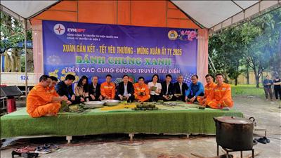 Công ty Truyền tải điện 2 tổ chức chương trình “Bánh chưng xanh trên các cung đường truyền tải điện”