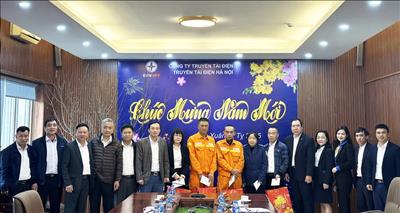 Công đoàn Điện lực Việt Nam ấm áp Tết bên Truyền tải điện Hà Nội