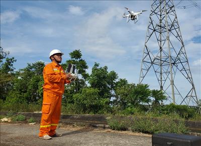 Người công nhân truyền tải điện có niềm đam mê với UAV