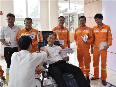 Công ty Truyền tải điện 2 hưởng ứng Tuần lễ hồng EVN lần X