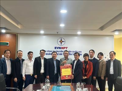 Công đoàn EVNNPT thăm hỏi và tặng quà người lao động Ban Quản lý dự án truyền tải điện nhân dịp Tết Ất Tỵ 2025