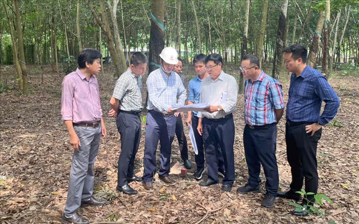 Phó Tổng giám đốc EVNNPT Bùi Văn Kiên kiểm tra thực địa Dự án đường dây 500kV Bình Dương 1 - Chơn Thành
