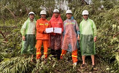 Công đoàn EVNNPT và Công đoàn PTC1 động viên người lao động tham gia khắc phục lưới điện do bão số 3 gây ra