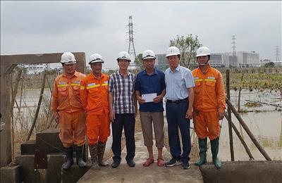 Công đoàn EVNNPT thăm hỏi, động viên người lao động tham gia khắc phục lưới điện do bão số 3 gây ra 