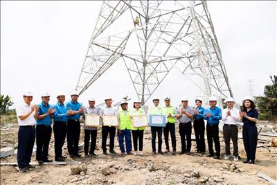 Khen thưởng đột xuất tại công trường cho các đơn vị đầu tiên hoàn thành gói thầu thi công đúc móng Dự án đường dây 500kV mạch 3