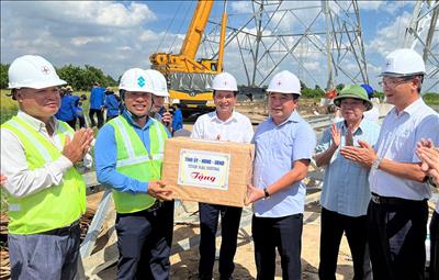 Bí thư Tỉnh ủy Hải Dương kiểm tra công trường và tặng quà công nhân thi công Dự án đường dây 500kv mạch 3