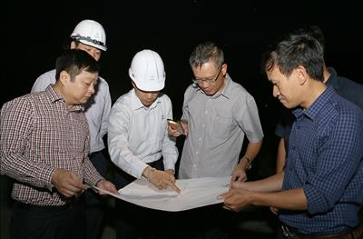 Thành viên HĐTV EVNNPT Nguyễn Ngọc Tân kiểm tra thực địa vị trí xây dựng TBA 500kV Vĩnh Yên và đấu nối