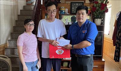 Đoàn thanh niên NPTS thăm hỏi, hỗ trợ đoàn viên bị bệnh hiểm nghèo