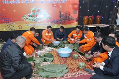 Tết sớm của những người thợ truyền tải điện quốc gia