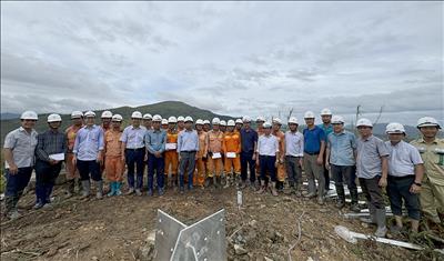 EVNNPT thăm hỏi, động viên người lao động tham gia khắc phục lưới điện do bão số 3 gây ra 