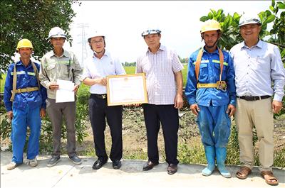 Khen thưởng đột xuất cho các đơn vị hoàn thành gói thầu dựng cột đầu tiên Dự án đường dây 500kV mạch 3 cung đoạn NMNĐ Nam Định I – Phố Nối