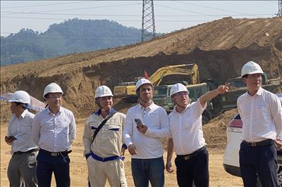 “Vượt nắng, thắng mưa” để đưa Dự án Mở rộng ngăn lộ và cải tạo TBA 500kV Thạnh Mỹ hoàn thành trong tháng 7/2024