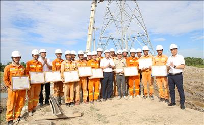 Khen thưởng đột xuất cho đơn vị truyền tải điện tăng cường, hỗ trợ hoàn thành sớm dựng cột Dự án đường dây 500kV mạch 3