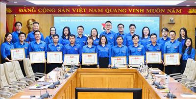 Đoàn Thanh niên EVNNPT có 5 tập thể, 12 cá nhân nhận Bằng khen đạt thành tích xuất sắc tham gia thực hiện Dự án đường dây 500kV mạch 3