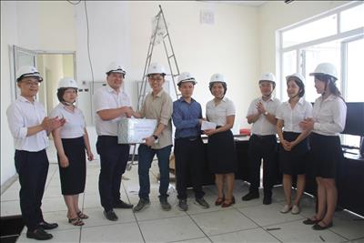 Công đoàn NPTS thăm hỏi, tặng quà CBCNV trên công trường Dự án Trạm biến áp 500kV Vĩnh Yên