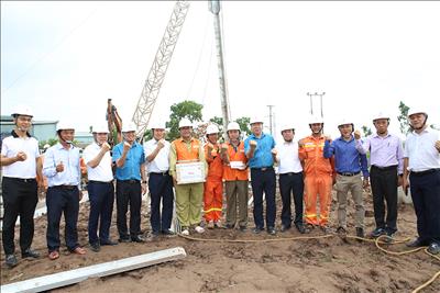 EVNNPT huy động nhân lực khắp mọi miền Tổ quốc, tăng tốc dựng cột, kéo dây Dự án đường dây 500kV mạch 3
