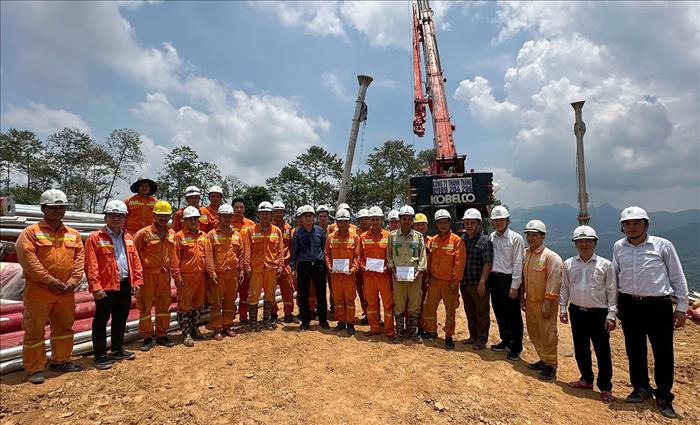 Tổng giám đốc và Chủ tịch Công đoàn EVNNPT động viên người lao động thi công Dự án đường dây 500kV Lào Cai – Vĩnh Yên