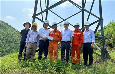 Công đoàn EVNNPT thăm hỏi, động viên người lao động tại vùng lũ tỉnh Yên Bái 