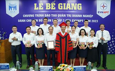 45 học viên của EVNNPT hoàn thành chương trình đào tạo cán bộ quản lý cấp 3