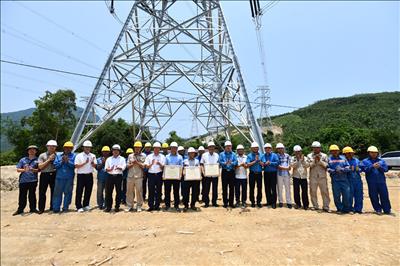 Khen thưởng đột xuất cho các đơn vị hoàn thành dựng cột, kéo dây 6 khoảng néo đầu tiên của Dự án đường dây 500kV mạch 3