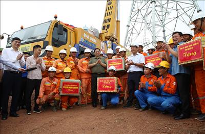 Thủ tướng biểu dương EVN, EVNNPT và các đơn vị đã nỗ lực thi công để hoàn thành khối lượng lớn Dự án đường dây 500kV mạch 3
