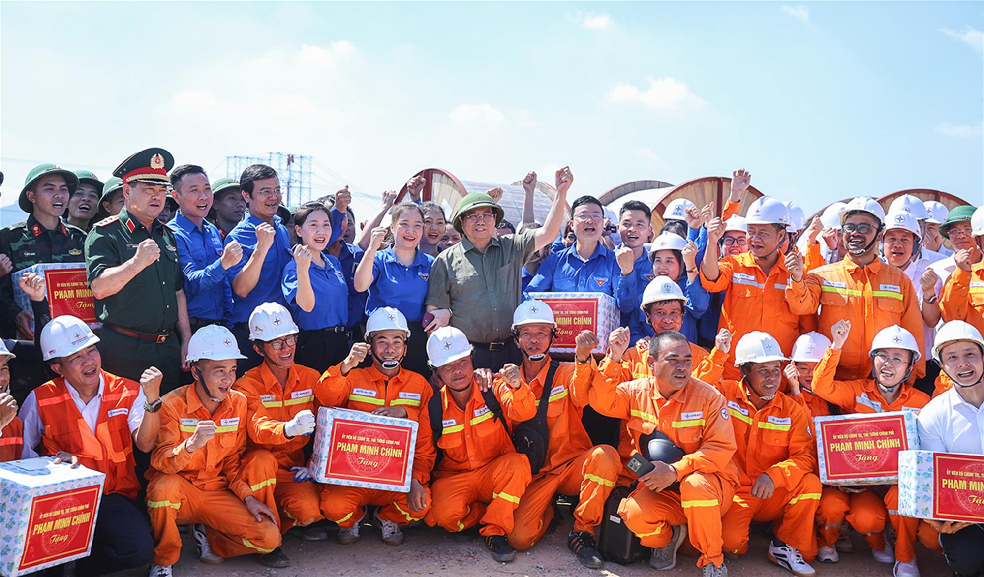 Thủ tướng Phạm Minh Chính động viên kỹ sư, công nhân EVNNPT tham gia hỗ trợ thi công Dự án đường dây 500kV Lào Cai – Vĩnh Yên