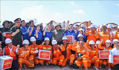Thủ tướng Phạm Minh Chính động viên kỹ sư, công nhân EVNNPT tham gia hỗ trợ thi công Dự án đường dây 500kV Lào Cai – Vĩnh Yên