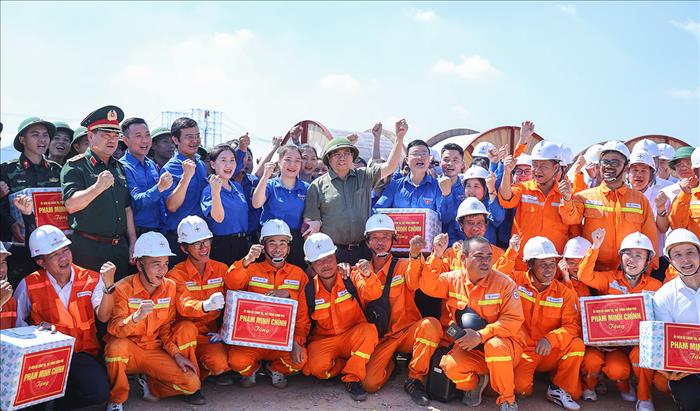 Thủ tướng Phạm Minh Chính động viên kỹ sư, công nhân EVNNPT tham gia hỗ trợ thi công Dự án đường dây 500kV Lào Cai – Vĩnh Yên