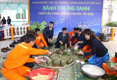Chùm ảnh: “Xuân gắn kết, Tết yêu thương” tại Truyền tải điện Quảng Bình