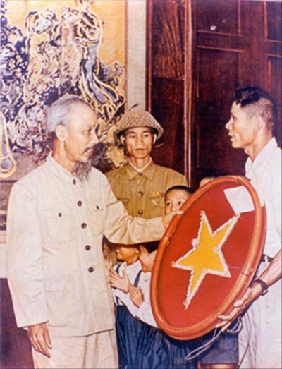 Nụ cười Bác Hồ mãi mãi trong tim ta