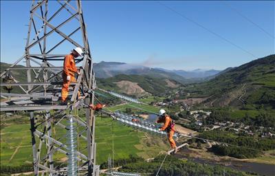 Hoàn thành bổ sung cách điện đường dây 220kV Thượng Kon Tum – Quảng Ngãi trước mùa mưa bão