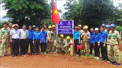 Chi đoàn TTĐ miền Đông 2 thực hiện công trình thanh niên “Thắp sáng đường quê”