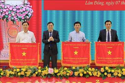 Truyền tải điện Lâm Đồng nhận Cờ thi đua xuất sắc trong phong trào 