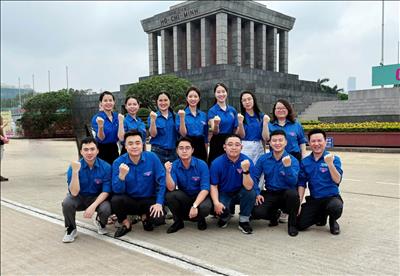 Đoàn viên NPMB và NPTPMB thành kính viếng Lăng Chủ tịch Hồ Chí Minh nhân kỷ niệm 50 năm ngày Giải phóng miền Nam, thống nhất đất nước
