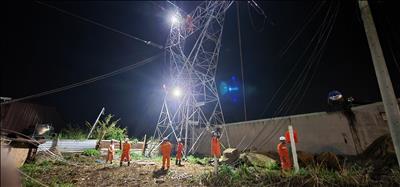 Trắng đêm hoàn thành thay dây dẫn 3 pha khoảng néo đường dây 220kV Đức Trọng – Di Linh đảm bảo truyền tải điện an toàn mùa mưa bão