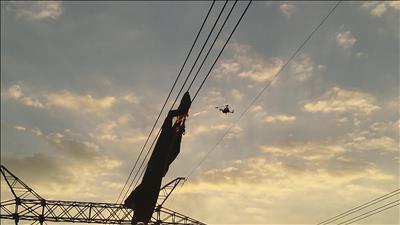 Xử lý nhanh bạt vướng vào đường dây 500kV đảm bảo vận hành an toàn