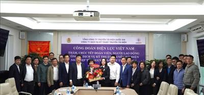 Công đoàn Điện lực Việt Nam thăm hỏi và tặng quà người lao động Công ty Dịch vụ kỹ thuật truyền tải điện