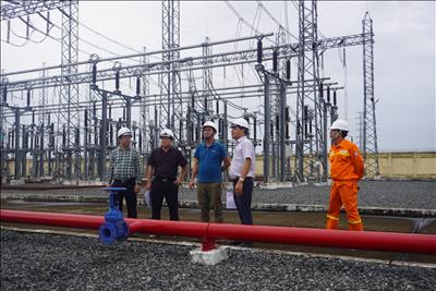 Phó Tổng Giám đốc EVNNPT Bùi Văn Kiên kiểm tra tình hình triển khai các dự án do NPTPMB thực hiện tại khu vực đồng bằng sông Cửu Long