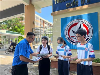 Truyền tải điện TP. Hồ Chí Minh tổ chức chương trình an sinh xã hội kết hợp tuyên truyền bảo vệ hành lang lưới điện tại Trường THPT Chuyên Trần Văn Giàu